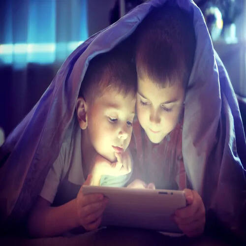 من المنع إلى تطويع المحتوى: كيف نحمي أطفالنا على مواقع التواصل الاجتماعي؟